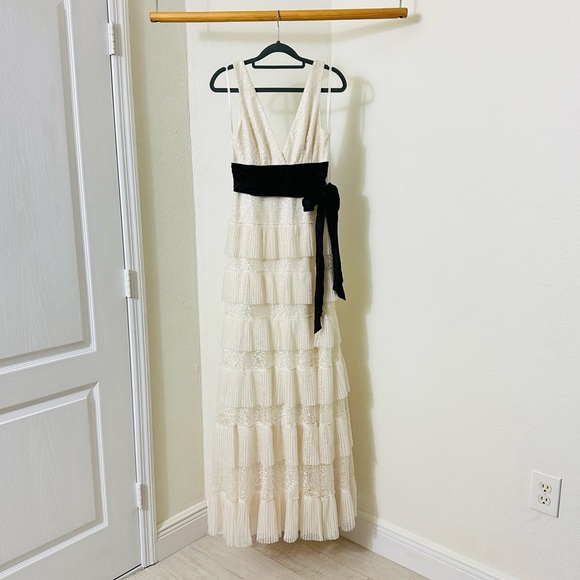 BCBGMaxAzria Tiered offwhite Wedding Dress - Picture 2 of 13